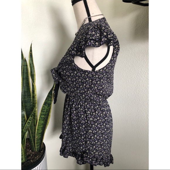 Super cute cut out tie front romper - Picture 3 of 6